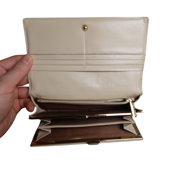 Samantha Thavasa Long Wallet Beige Patent Leather, Heart Ingrained Gold Hardware - Picture 5 of 11